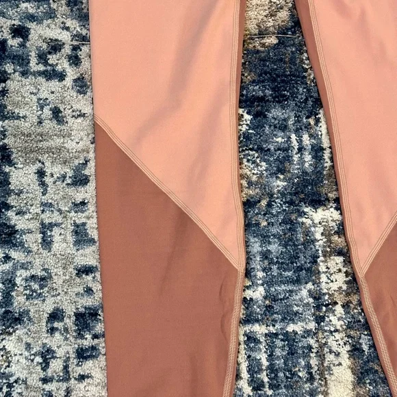 Vuori Women's CB Studio Yoga Leggings Color Light Terracota Size Medium NEW - Picture 2 of 11